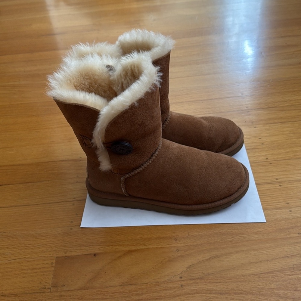 Women’s Ugg Bailey button in chestnut - Picture 4 of 4